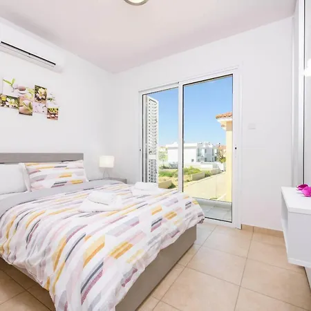 Elaine Villa Paralimni