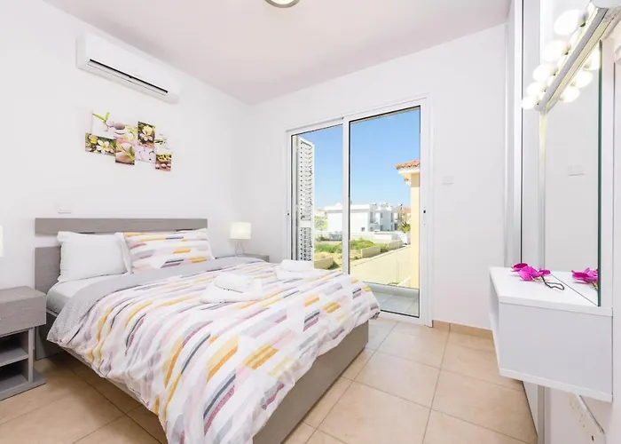 Elaine Villa Paralimni